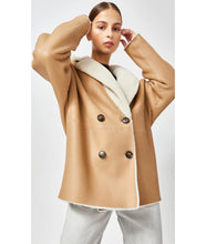 Load image into Gallery viewer, Shearling jacket