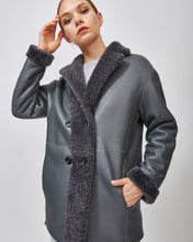 Load image into Gallery viewer, Shearling jacket