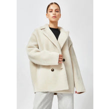 Load image into Gallery viewer, Shearling jacket