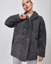 Load image into Gallery viewer, Shearling jacket
